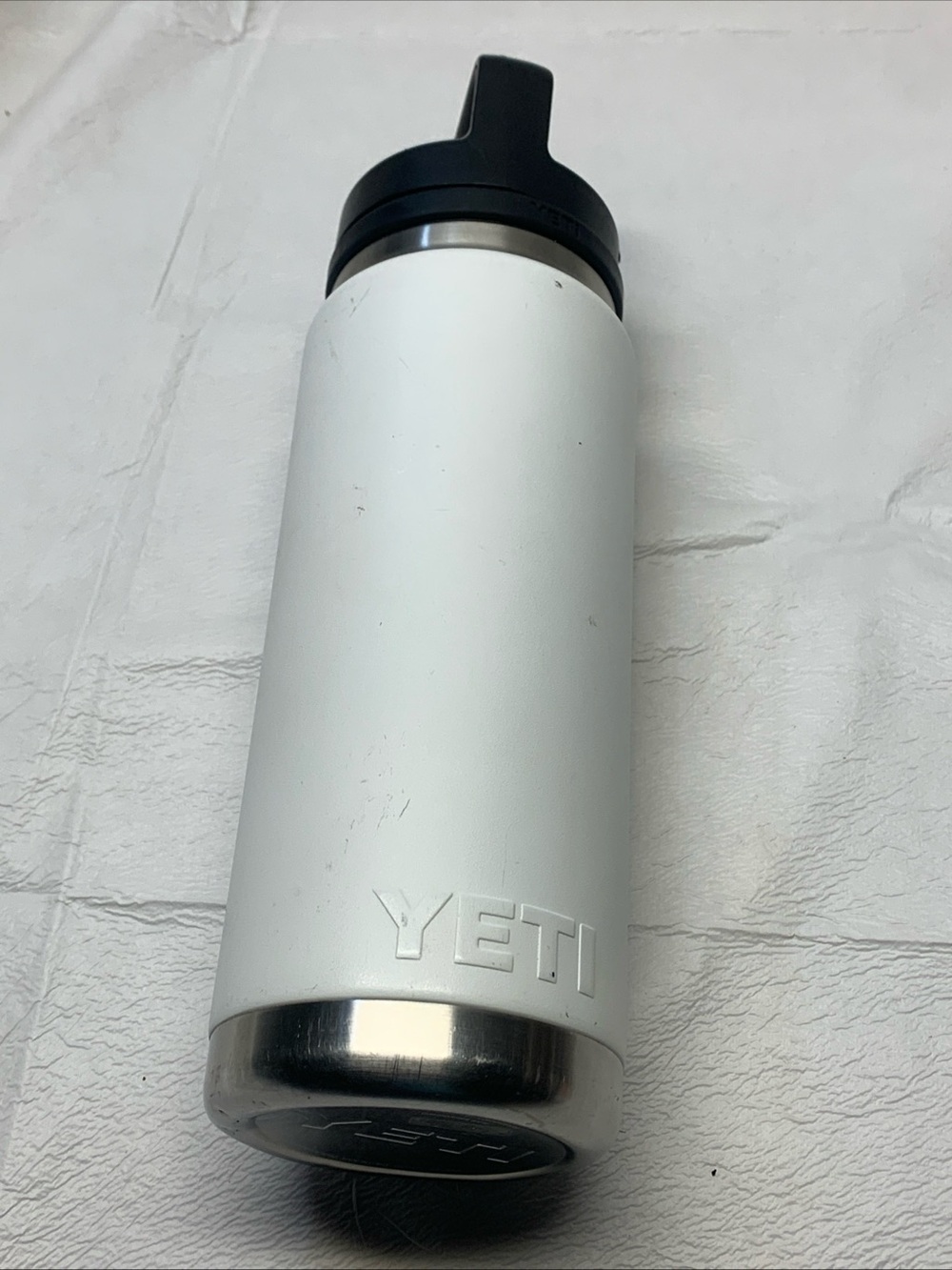 YETI White Insulated Water Bottle with Black Lid 26 oz bottle